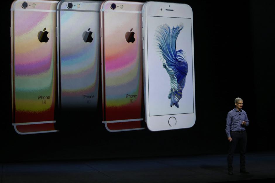 El director ejecutivo de Apple, Tim Cook, habla junto a im&aacute;genes del iPhone 6S y 6S Plus. (Foto: EFE/M&oacute;nica Davey)