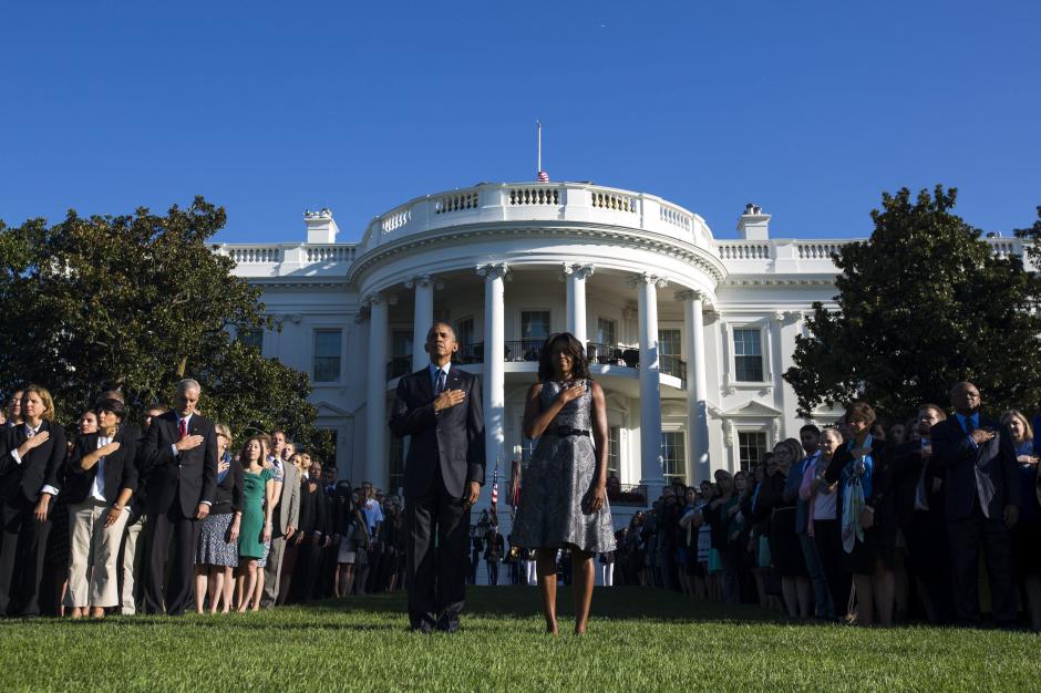 El presidente de EstadosUnidos, Barack Obama, y su mujer, Michelle, escuchan el himno nacional durante una ceremonia por las v&iacute;ctimas del 11S en la Casa Blanca en Washington DC. (Foto: Efe)