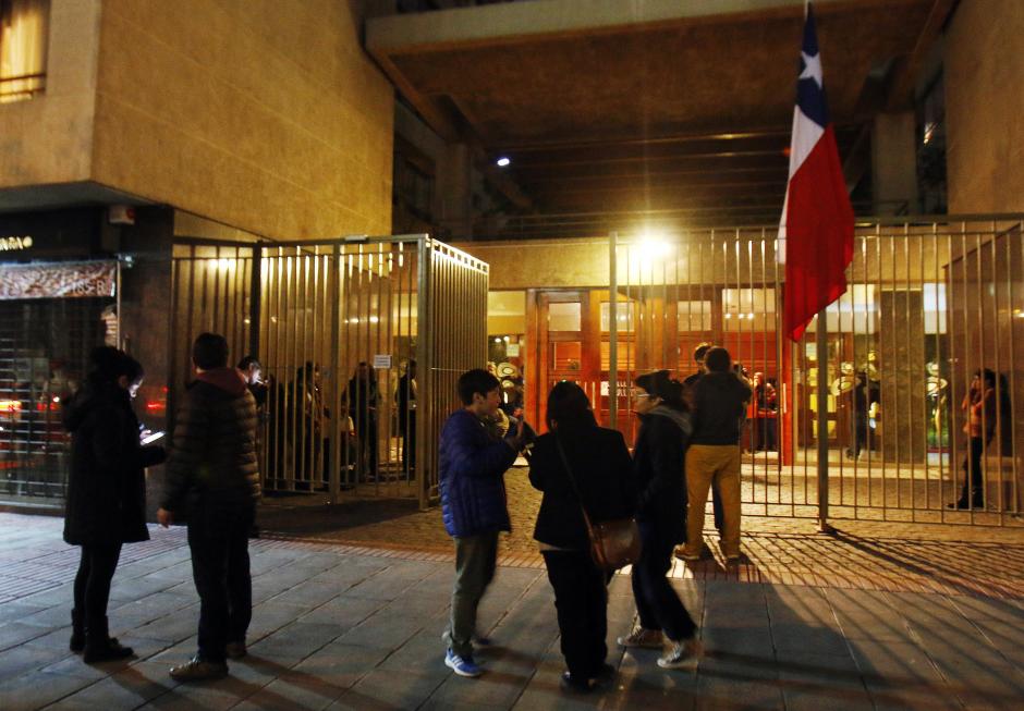 Un grupo de personas se concentra en la calle hoy, mi&eacute;rcoles 16 de septiembre de 2015, tras el terremoto de 8.4 en la escala de Richter que hoy afecto a la zona central de Chile, en Santiago de Chile (Chile). Cientos de miles de chilenos est&aacute;n evacuando la zona costera del pa&iacute;s austral tras la alerta de tsunami en los m&aacute;s de 4,000 kil&oacute;metros de costa despu&eacute;s del sismo. (Foto: EFE)