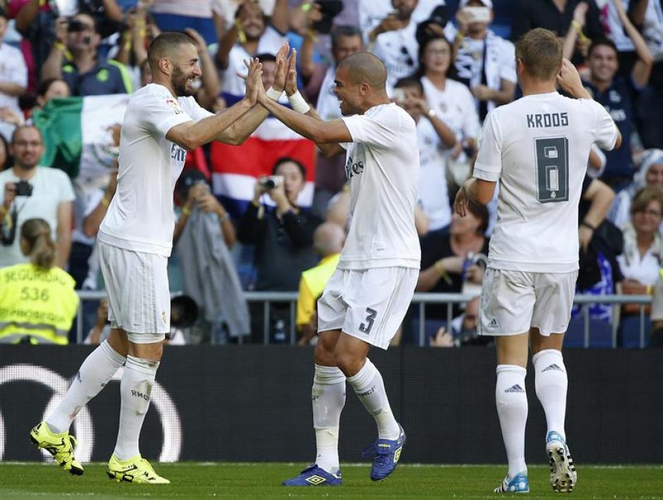 Karim Benzema es felicitado por sus compa&ntilde;eros, anot&oacute; el primero de Real Madrid en el triunfo ante Granada. (Foto: EFE)