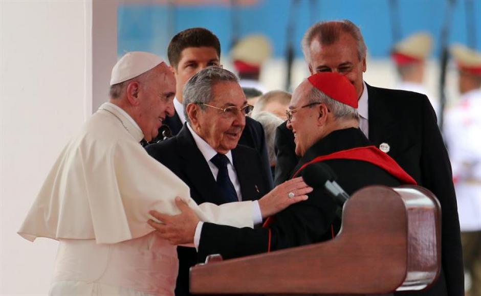 El papa Francisco saluda al arzobispo de la Arquidi&oacute;cesis de La Habana, Jaime Ortega, junto al presidente de Cuba, Ra&uacute;l Castro, este s&aacute;bado 19 de septiembre de 2015. &nbsp;(Foto: EFE)&nbsp;