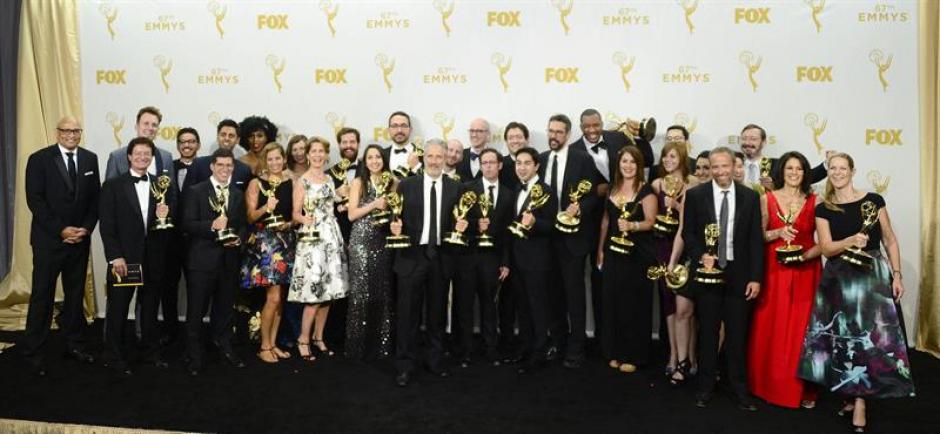 El elenco y otros integrantes de "The Daily Show" muestran los m&uacute;ltiples premios conseguidos durante la edici&oacute;n 2015 de los Premios Emmy. (Foto: EFE)