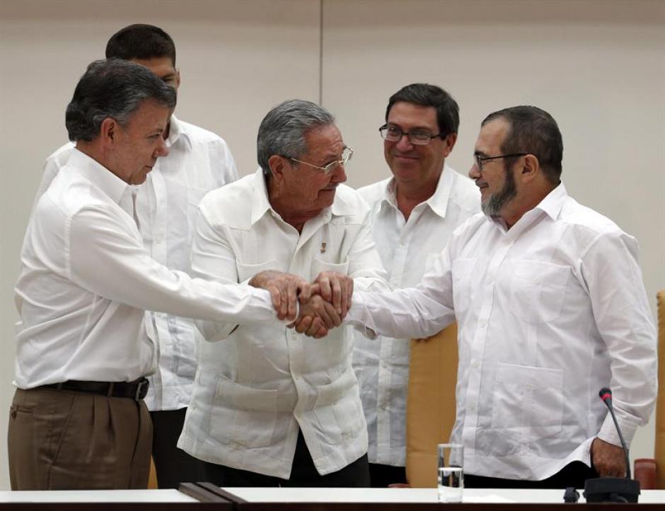 El presidente de Colombia Juan Manuel Santos, el presidente de Cuba Ra&uacute;l Castro, y el m&aacute;ximo l&iacute;der de las FARC, Rodrigo Londo&ntilde;o, alias "Timochenko", se dan la mano durante un acto en La Habana. (Foto: EFE)&nbsp;