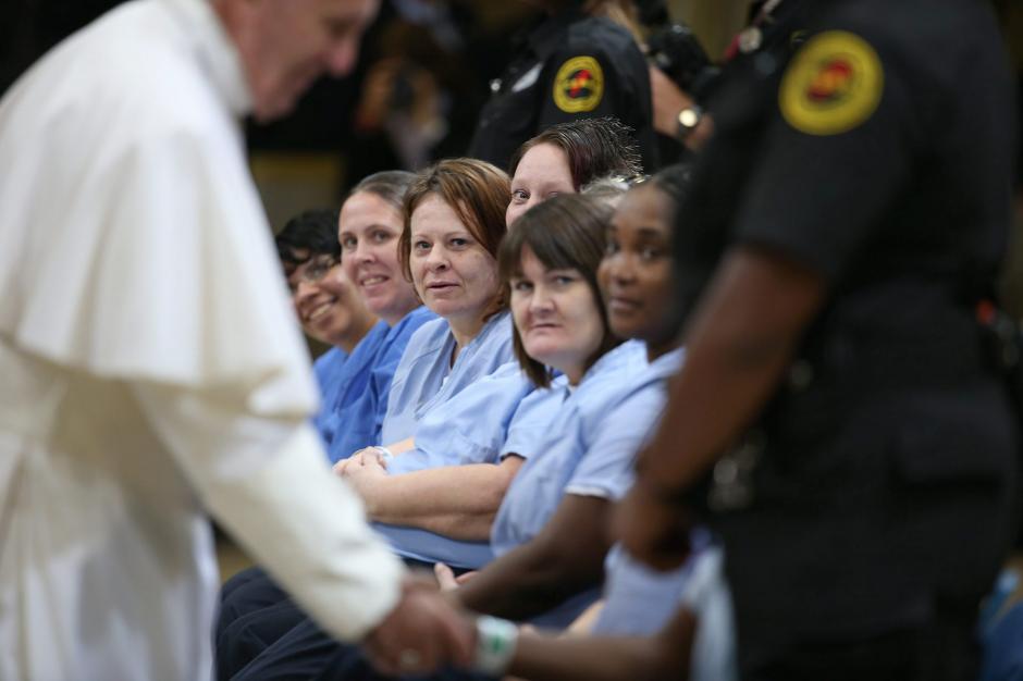 En una de sus &uacute;ltimas actividades en EE.UU., el Papa Francisco visit&oacute; el Instituto Correccional Curran-Fromhold. (Foto: EFE)