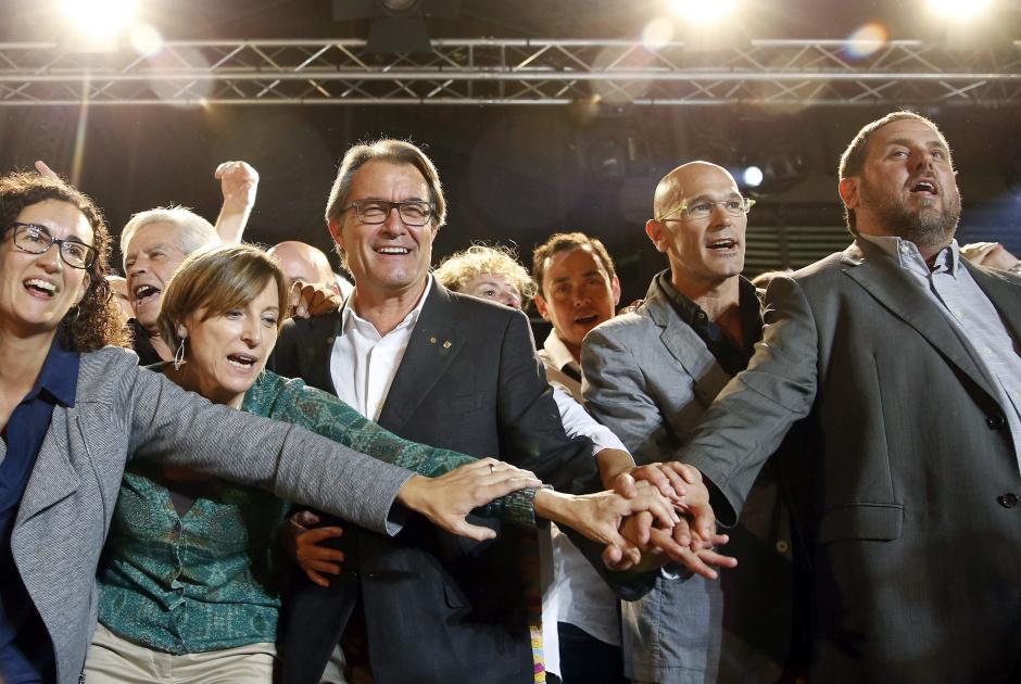 La coalici&oacute;n secesionista Junts per S&iacute; (JxS&iacute;) celebra la victoria parlamentaria con Artur Mas, actual presidente de la comunidad aut&oacute;noma en el centro. (Foto: EFE)