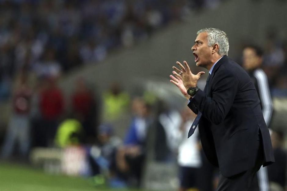 El t&eacute;cnico portugu&eacute;s Jos&eacute; Mourinho est&aacute; viviendo uno de sus peores inicios de torneo. (Foto: EFE)