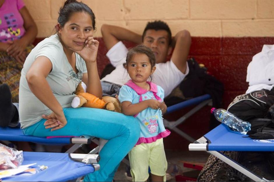 La mayor preocupación de las personas albergadas es donde vivirán luego de desalojar sus viviendas ante el riesgo latente de nuevos deslizamientos de tierra en El Cambray II. (Foto Archivo: Esteban Biba/EFE)