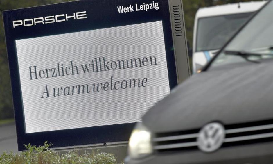 Vista de un panel luminoso frente a la planta de Porsche del grupo automovil&iacute;stico Volkswagen en Leipzig, Alemania. &nbsp;(Foto: EFE)&nbsp;
