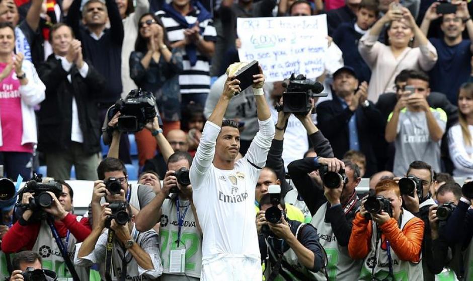 Antes de iniciar el juego, Cristiano Ronaldo ofreci&oacute; su cuarta Bota de Oro a la afici&oacute;n madridista. (Foto: EFE)