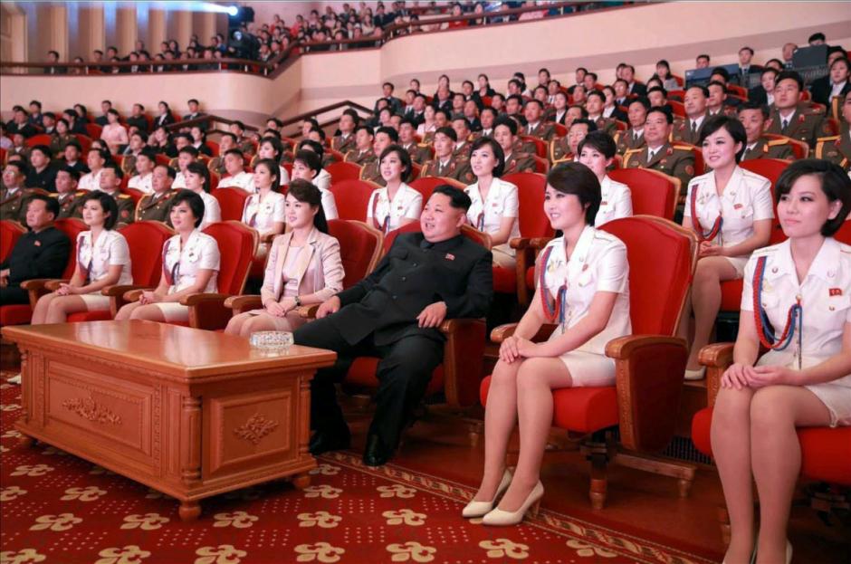Fotograf&iacute;a de fecha desconocida facilitada por el peri&oacute;dico Rodong Sinmun, peri&oacute;dico del Partido de los Trabajadores norcoreano, que muestra al l&iacute;der norcoreano, Kim Jong-un y a su mujer, Ri Sol-ju asisten al concierto de conmemoraci&oacute;n del 70 aniversario de la fundaci&oacute;n del Partido de los Trabajadores en Corea del Norte. (Foto: EFE/Rodong Sinmun)