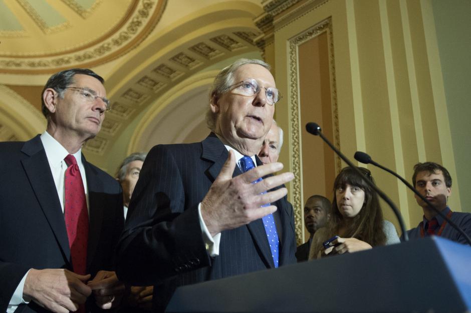 El l&iacute;der de la mayor&iacute;a republicana en el Senado Mitch McConnell (d) habla ante los medios de comunicaci&oacute;n, junto al senador de Wyoming John Barrasso (i) despu&eacute;s de un almuerzo de la bancada republicana en el Capitolio, Washington, Estados Unidos, previo a entrar a conocer e intentar aprobar la ley para prohibir las "ciudades santuario". (Foto: EFE)