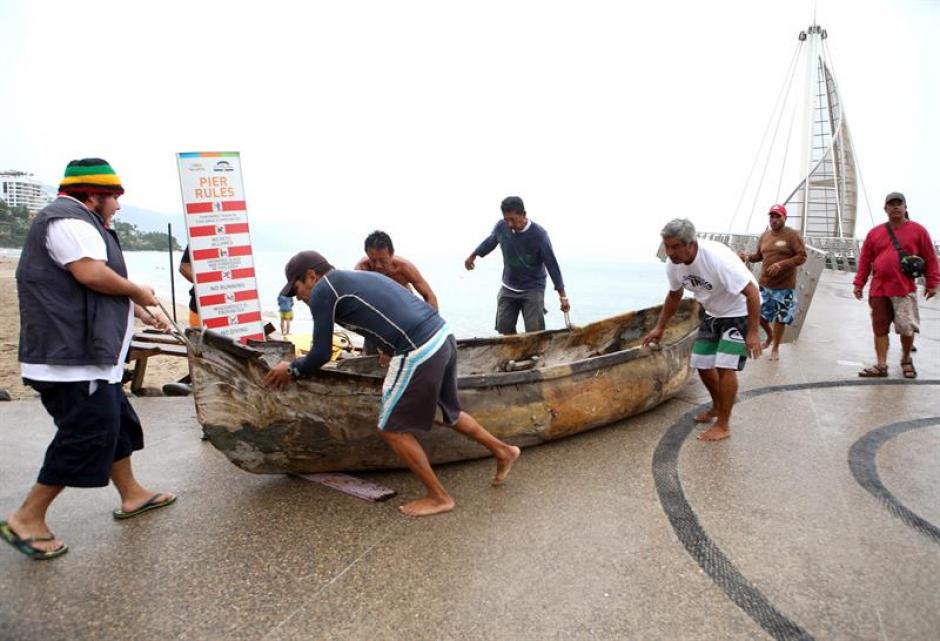 Habitantes de la zona tur&iacute;stica de Puerto Vallarta en el estado de Jalisco (M&eacute;xico) protegen sus casas y comercios ante llegada de Hurac&aacute;n Patricia. &nbsp;(Foto: EFE)&nbsp;