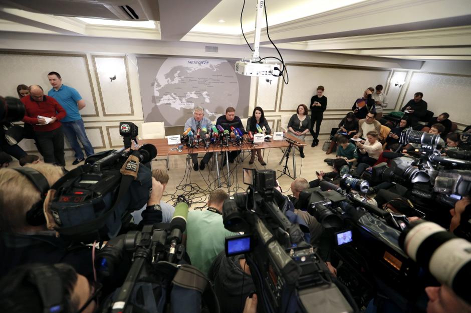 El director de la aerol&iacute;nea Kogalymavia, Alexander Snagovsky; el subdirector de operaciones de la compa&ntilde;&iacute;a, Alexander Smirnov y la presidenta de Tourism Holding &amp; Consulting, Oxana Golovina, ofrecen una rueda de prensa sobre el avi&oacute;n siniestrado. (Foto: EFE)