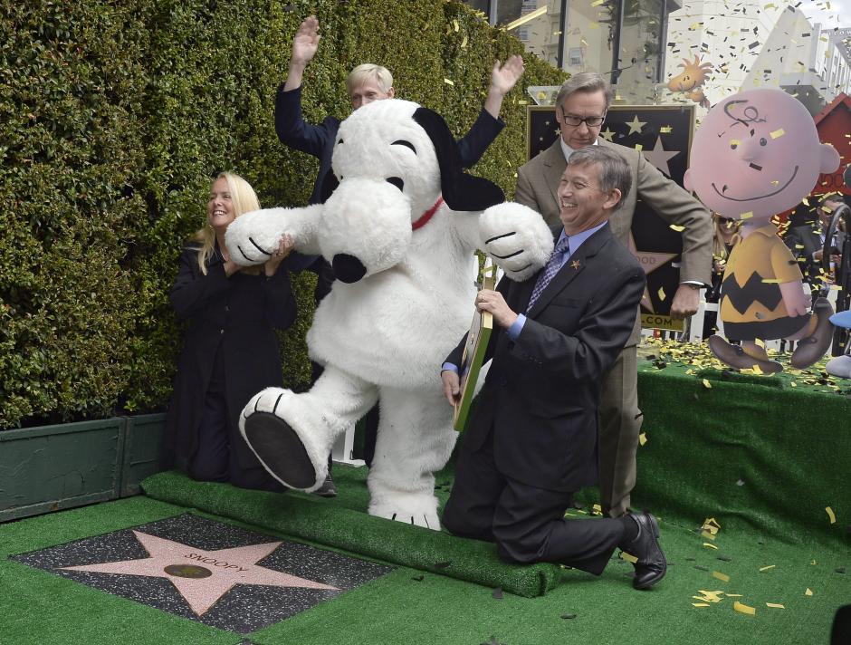 Snoopy, que aparecer&aacute; en la pel&iacute;cula "The Peanuts Movie", recibi&oacute; la estrella 2563 en la categor&iacute;a cine. (Foto: EFE/Mike Nelson)