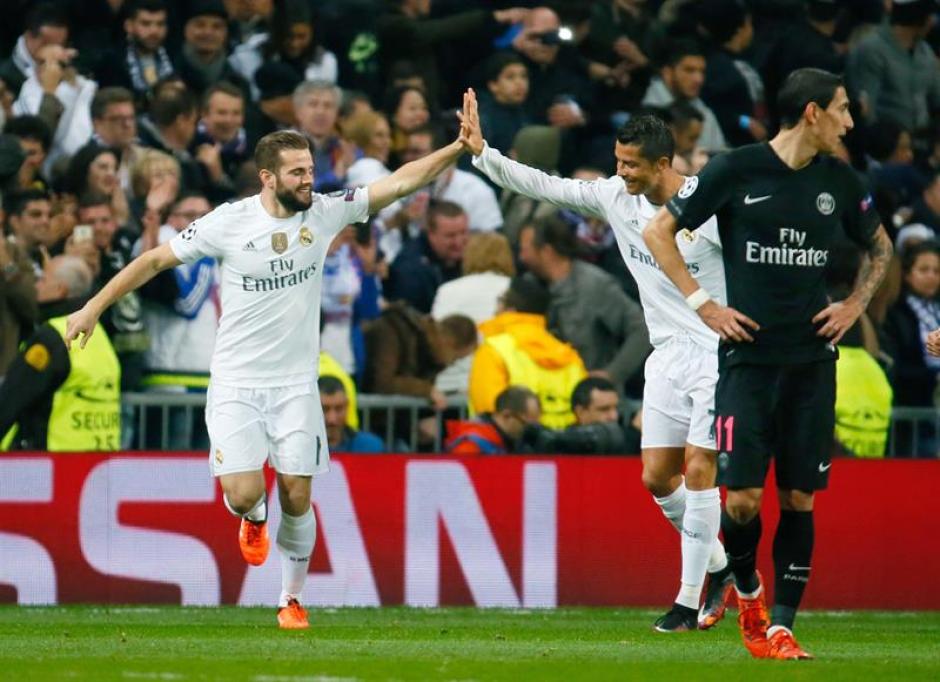 Nacho es felicitado por Cristiano Ronaldo tras el primer tanto del partido. (Foto: EFE)