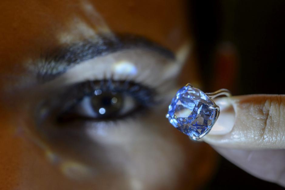 Una empleada de la casa de subastas Sotheby's muestra el "Blue Moon Diamond", en la sede de Ginebra, Suiza. (Foto: EFE/Martial Trezzini)