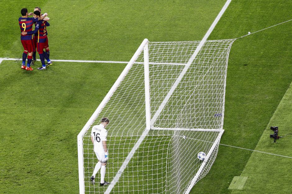 Neymar, delantero del Bar&ccedil;a, celebra con sus compa&ntilde;eros, Luis Su&aacute;rez y Andr&eacute;s Iniesta, el gol marcado ante la decepci&oacute;n del portero del Bate Borisov, Siarhei Chernik, durante el encuentro de la cuarta jornada de la fase de grupos de la Liga de Campeones disputado en el Camp Nou, en Barcelona. (Foto: EFE)