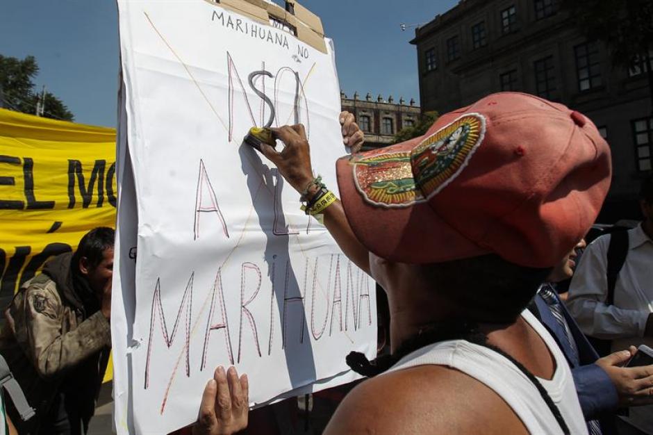 Activistas protestaron a las afueras de la Suprema Corte de Justicia de la Naci&oacute;n mientras se llevaba a cabo una sesi&oacute;n sobre la aprobaci&oacute;n del cultivo y consumo de marihuana con fines l&uacute;dicos. (Foto EFE)
