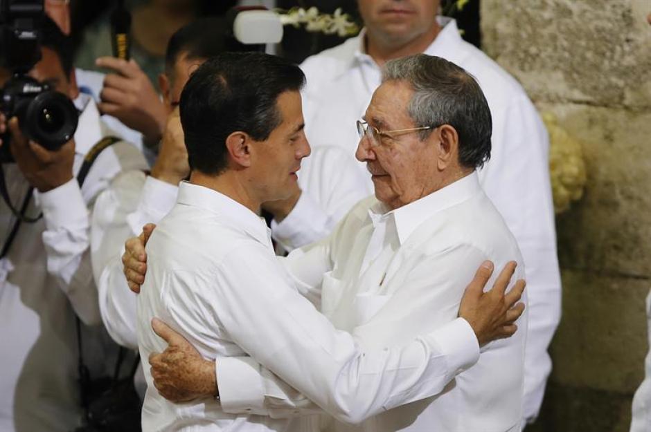 El presidente de M&eacute;xico, Enrique Pe&ntilde;a Nieto, saluda a su hom&oacute;logo cubano, Ra&uacute;l Castro, durante la ceremonia protocolaria en Palacio de Gobierno del estado de Yucat&aacute;n, M&eacute;rida. &nbsp;(Foto: EFE)&nbsp;