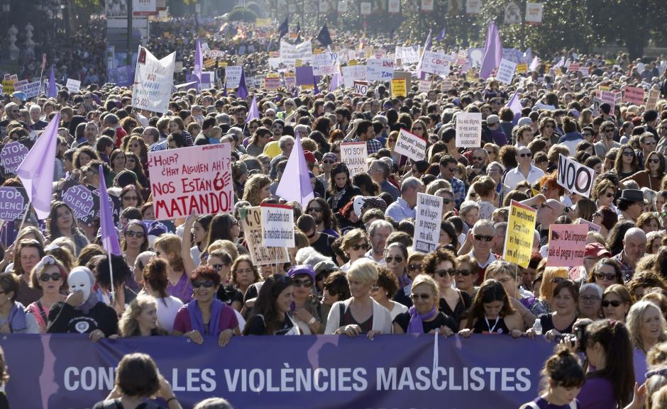 Miles marchan en Madrid contra la violencia machista