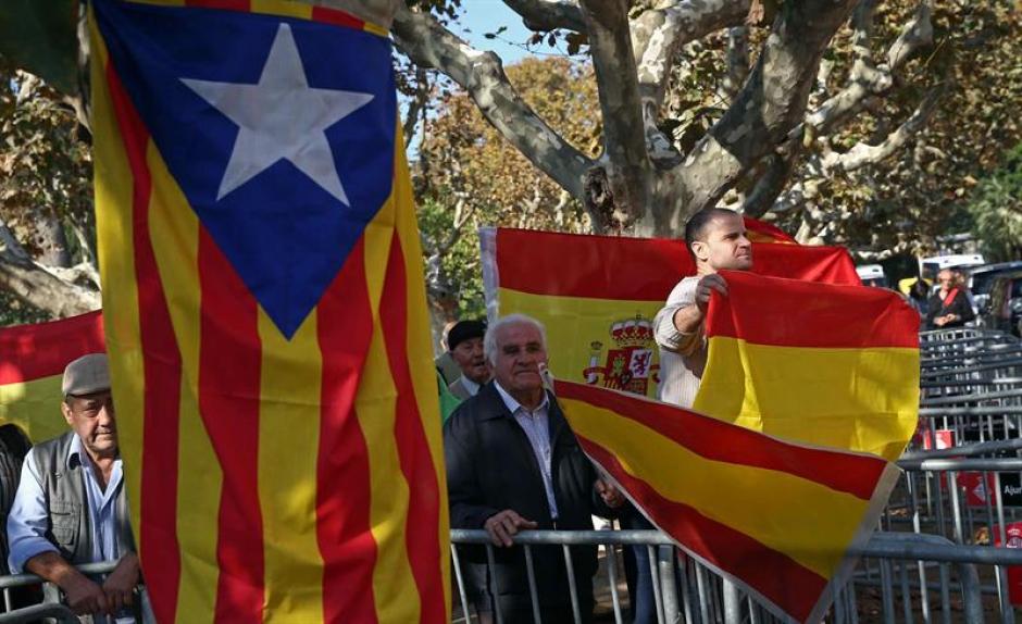 Partidarios de la unidad de Espa&ntilde;a protestan ante el Parlament de Catalu&ntilde;a por la aprobaci&oacute;n. &nbsp;(Foto: &nbsp;EFE)&nbsp;