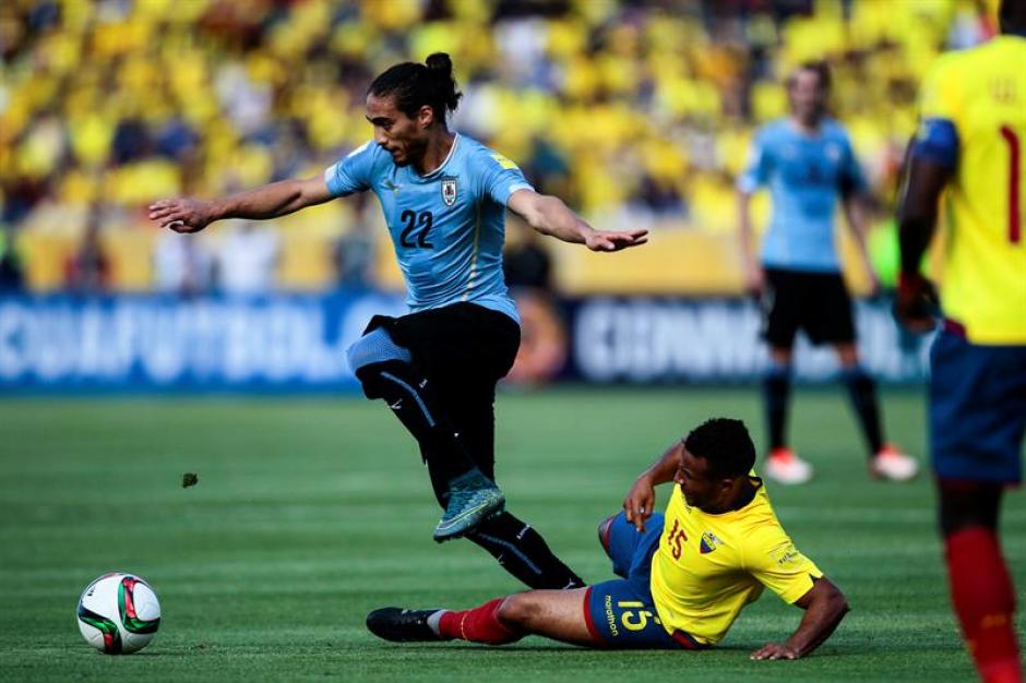 El jugador de la selecci&oacute;n de f&uacute;tbol de Ecuador Pedro Qui&ntilde;onez disputa el bal&oacute;n con Egidio Arevalo de Uruguay durante el juego correspondiente a la tercera fecha por las eliminatorias al Mundial Rusia 2018. &nbsp;(Foto: &nbsp;EFE)&nbsp;