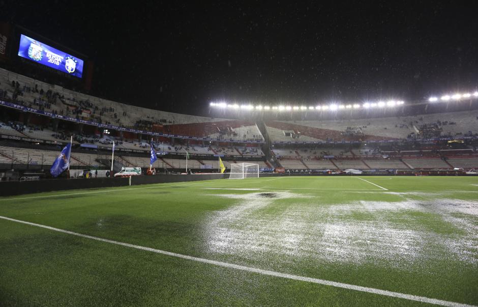 El estadio Monumental se vio afectado por las fuertes lluvias que cayeron sobre Buenos Aires. (Foto: EFE)