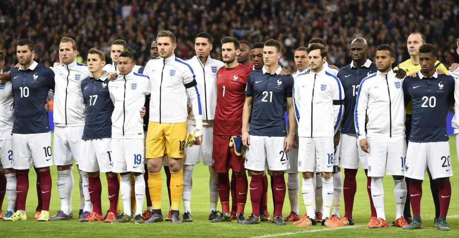 Jugadores del equipo de Francia y de Inglaterra realizan un minuto de silencio en homenaje a las v&igrave;ctimas de los ataques en Par&iacute;s. (Foto: EFE/Facundo Arrizabalaga)