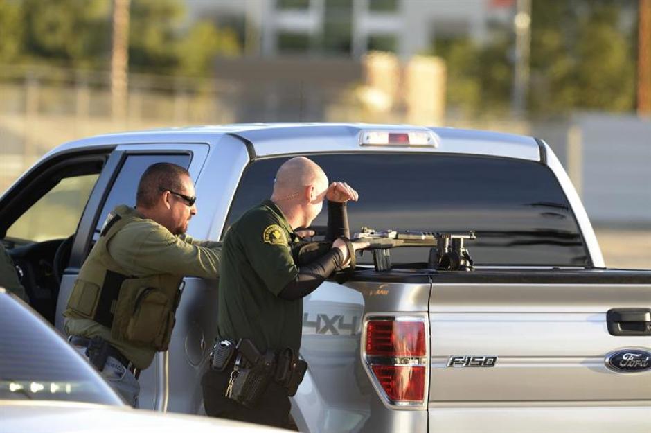 Polic&iacute;as resguardan el lugar donde fueron abatidos los presuntos responsables de la masacre de San Bernardino. (Foto: EFE)