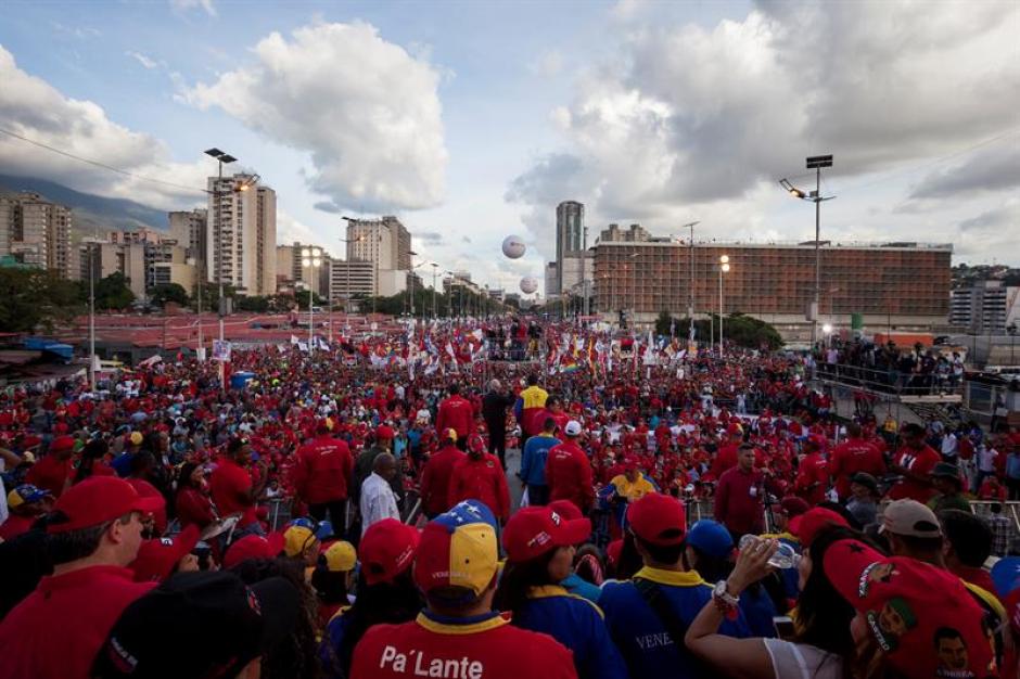 Simpatizantes de la coalici&oacute;n oficialista Gran Polo Patriotico (GPP) asistieron al cierre de campa&ntilde;a de las elecciones legislativas del pr&oacute;ximo domingo. &nbsp;(Foto: &nbsp;EFE)&nbsp;