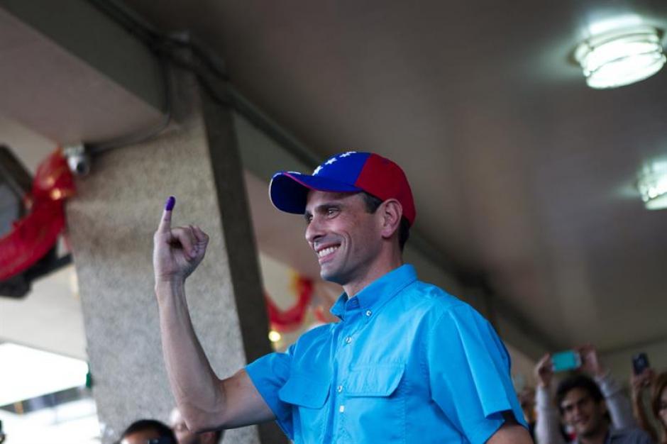 El gobernador del estado Miranda y l&iacute;der opositor venezolano Henrique Capriles vota en las Elecciones de su pa&iacute;s. &nbsp;(Foto: &nbsp;EFE)&nbsp;