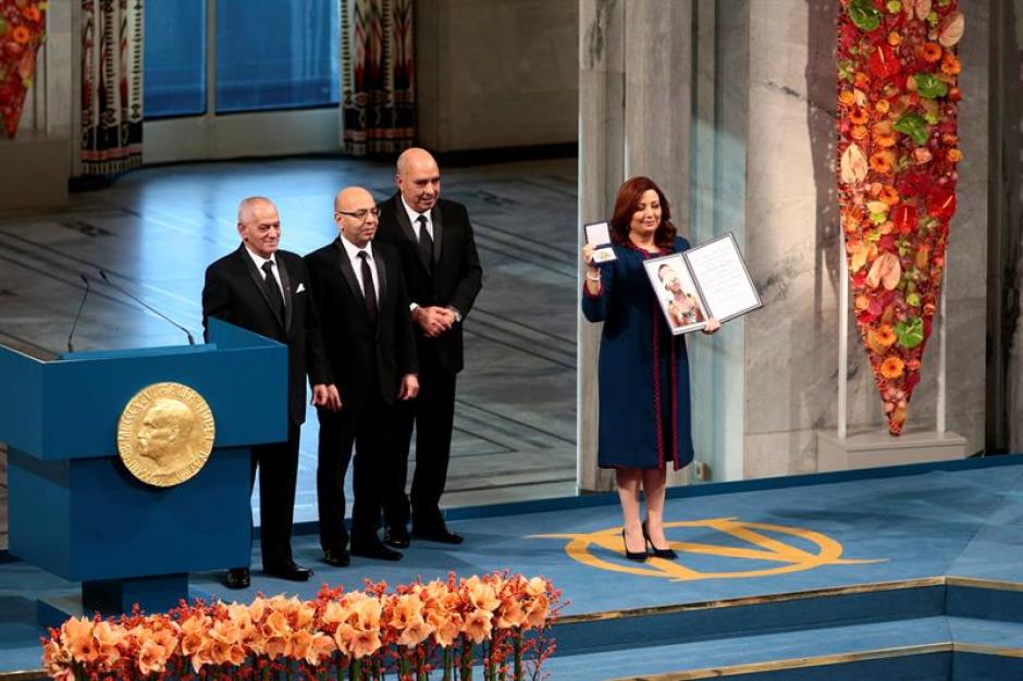 Los miembros del Cuarteto de Di&aacute;logo de T&uacute;nez&nbsp;reciben el Premio Nobel de la Paz durante una ceremonia en Oslo, Noruega. &nbsp;(Foto: &nbsp;EFE)&nbsp;