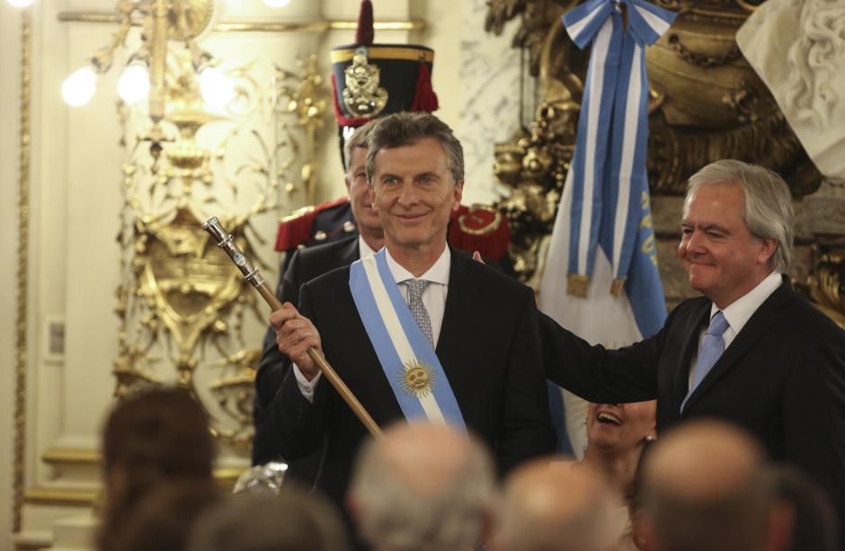 Macri recibi&oacute; la banda y el bast&oacute;n&nbsp;presidencial en la Casa Rosada, sede del Ejecutivo argentino. (Foto: EFE)