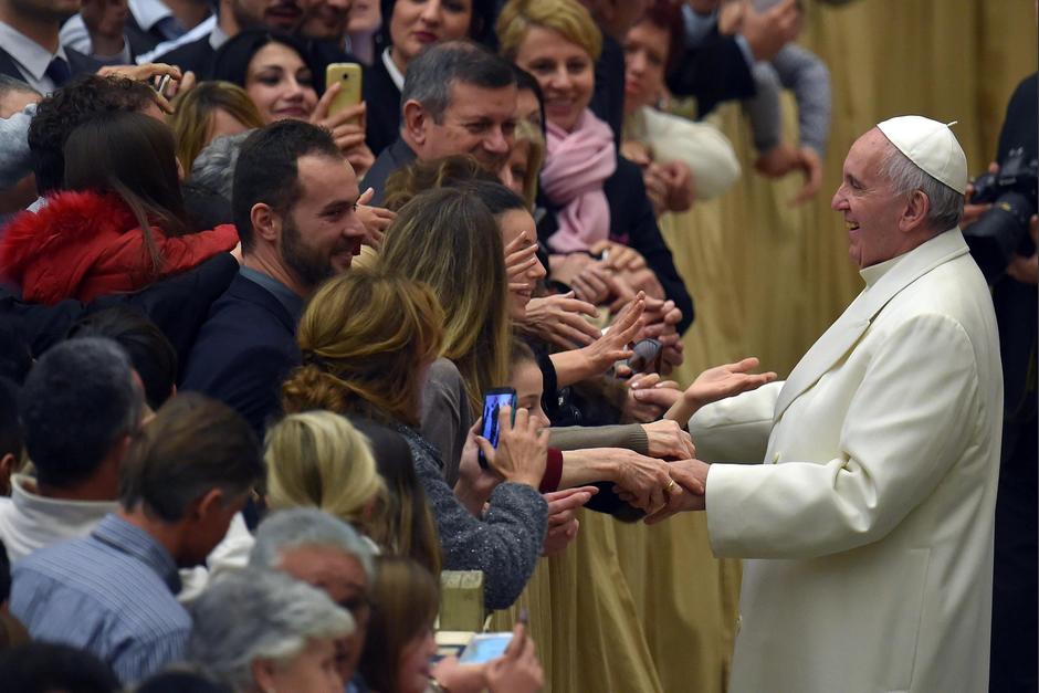 El papa Francisco pidi&oacute; perd&oacute;n por los recientes esc&aacute;ndalos vividos en el Vaticano y cit&oacute; las virtudes que deben tener los miembros de la Curia romana, entre ellas, ser honestos, no traicionar la confianza. (Foto: EFE)