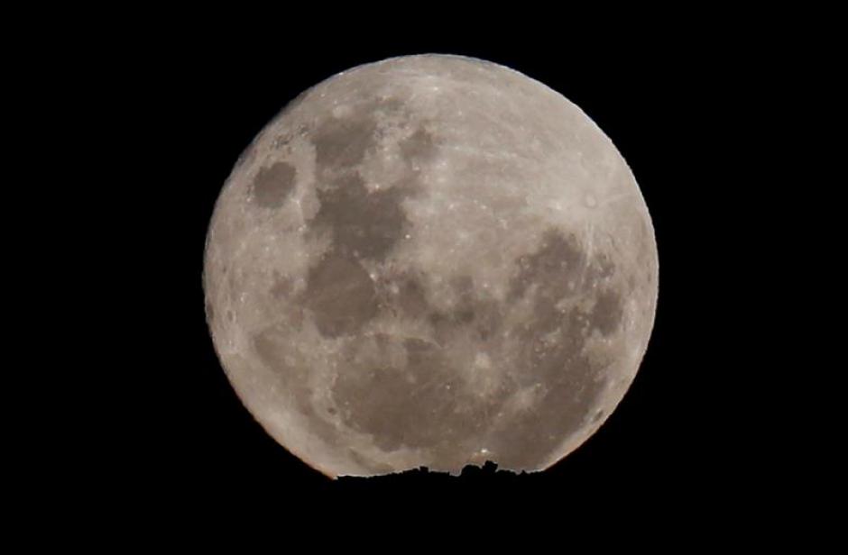 La luna llena desde el Parque Nacional de Site Table de Ciudad del Cabo, Sud&aacute;frica. (Foto EFE)