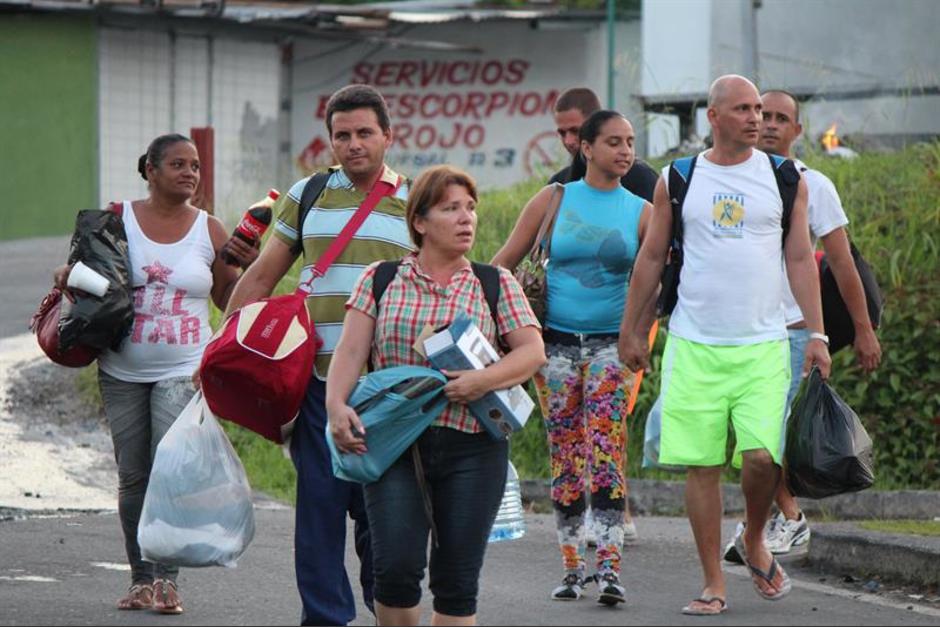 Inmigrantes cubanos varados en Costa Rica, a la espera de poder seguir su camino hacia Estados Unidos. (Foto: EFE)&nbsp;