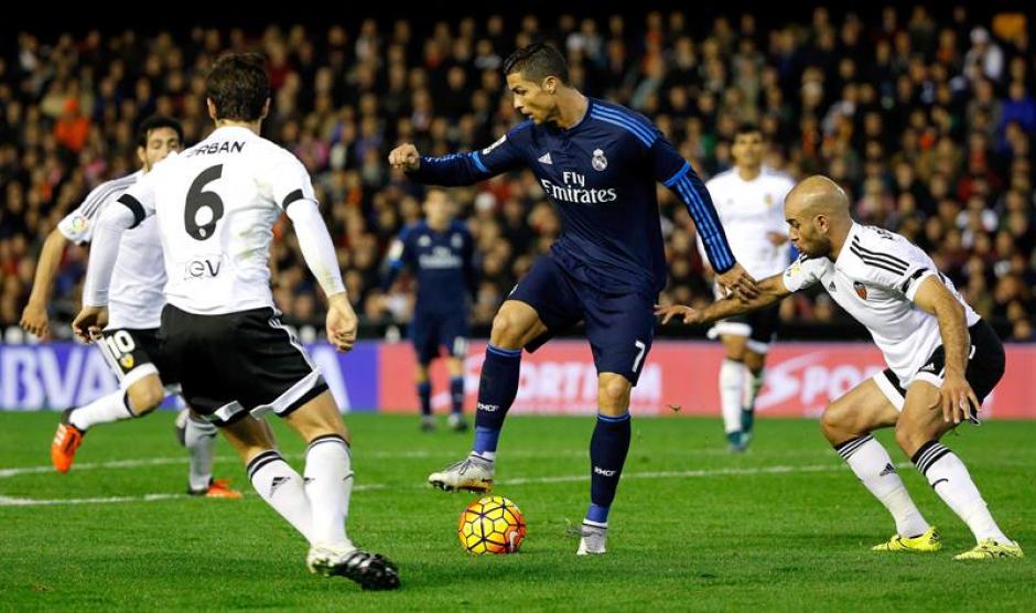 Cristiano Ronaldo hizo la asistencia del primer gol de Real Madrid que empat&oacute; en su visita al Valencia. (Foto: EFE)