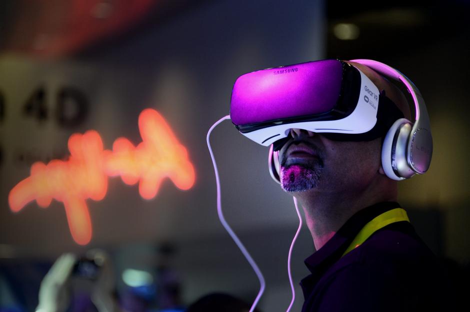 Un hombre prueba un par de gafas de realidad virtual Samsung Gear VR durante la CES en Las Vegas. (Foto: EFE/Paul Buck)