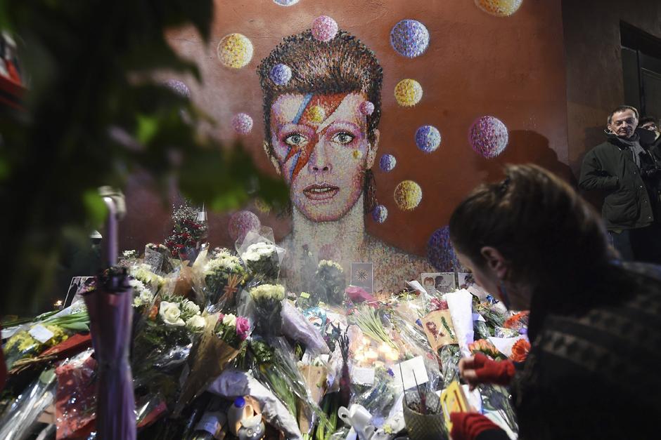 Varias personas rinden homenaje a Bowie, en Brixton, Londres, lugar donde naci&oacute; (Foto: EFE/Andy Rain)