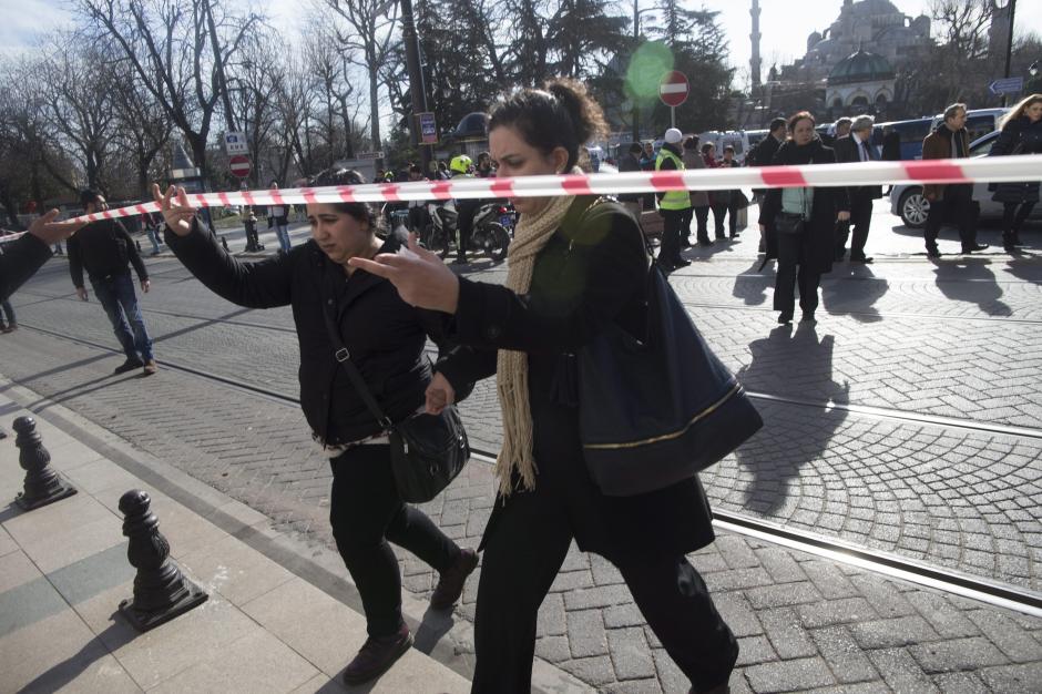 Varias personas salen del per&iacute;metro acordonado alrededor de la Mezquita Azul despu&eacute;s de la fuerte explosi&oacute;n registrada en el tur&iacute;stico distrito de Sultanahmet, en el centro de Estambul. (Foto: Efe)