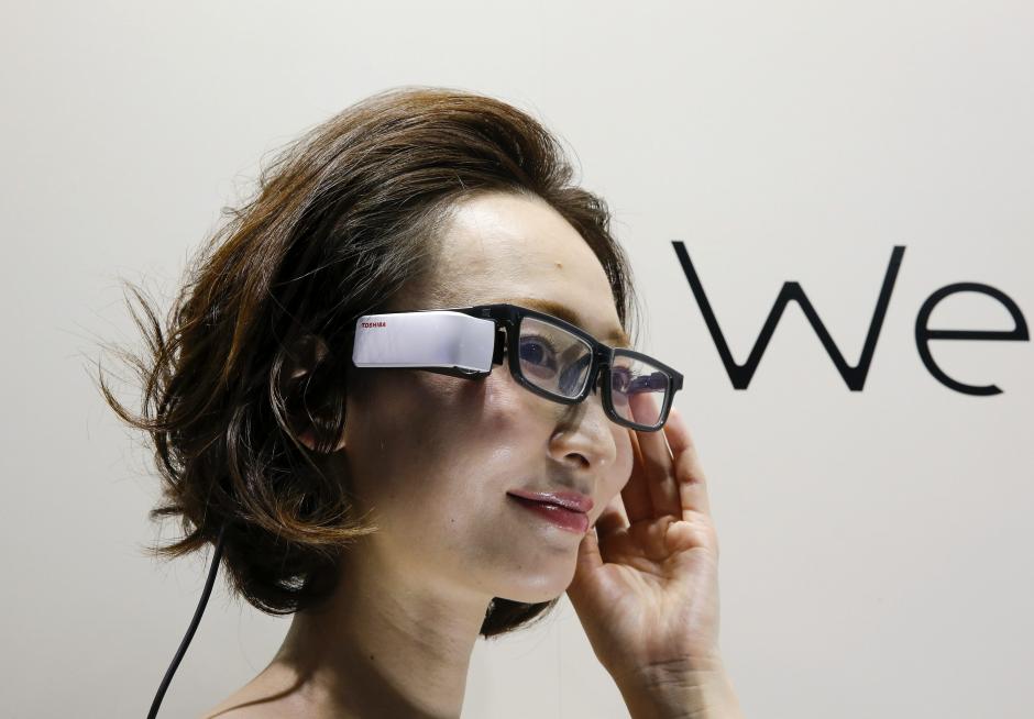 Una modelo hace una demostración de las "Smart Glass" Wearvue de Toshiba Corp. durante la segunda feria de la tecnología portátil de Tokio (Japón). (Foto: EFE/Kimimasa Mayama)
