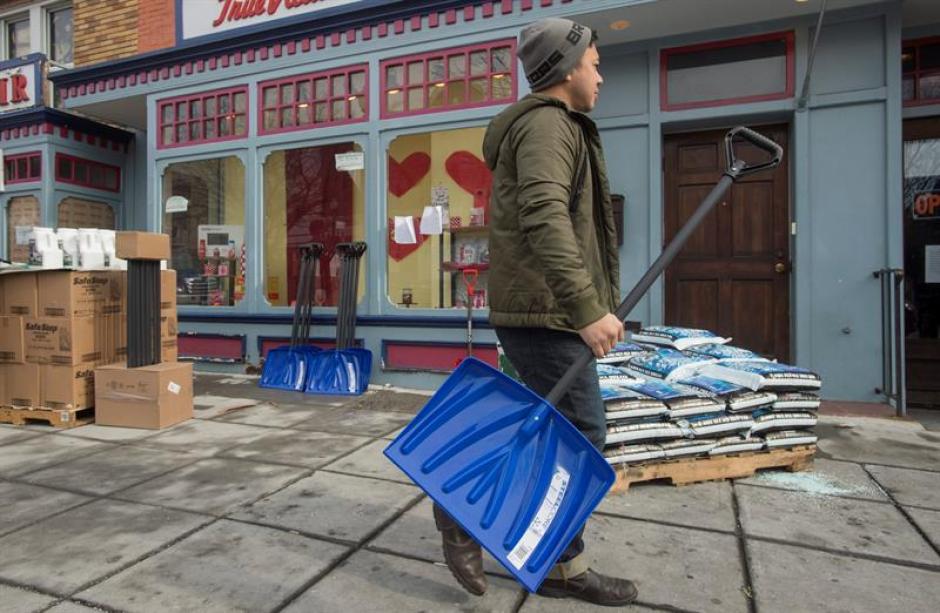 Los ciudadanos de Washington se preparan para una tormenta invernal que puede ser hist&oacute;rica. (Foto: EFE)&nbsp;
