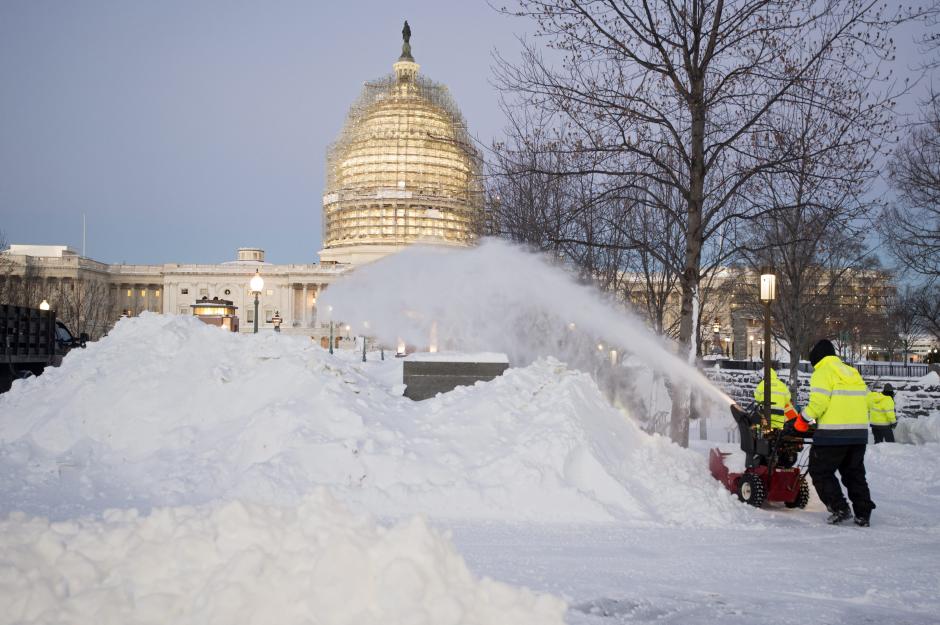 Trabajadores inician con la remoci&oacute;n de nieve de los jardines del Capitolio, en Washington, Estados Unidos. (Foto: EFE)