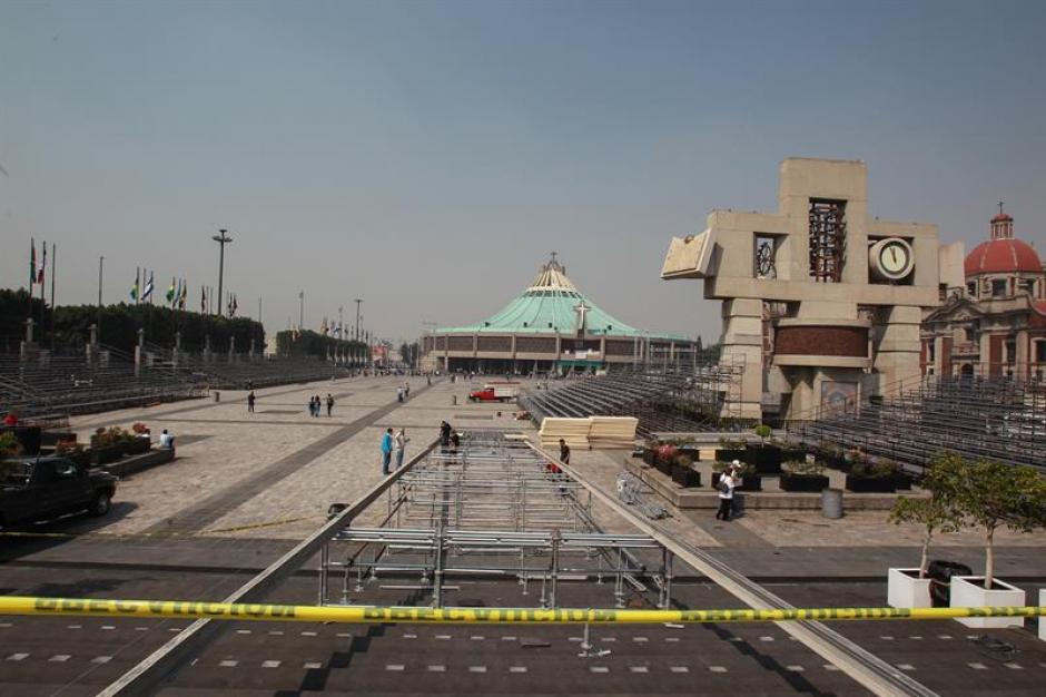 Operarios alistan los alrededores de la bas&iacute;lica de la Virgen de Guadalupe. (Foto: EFE)