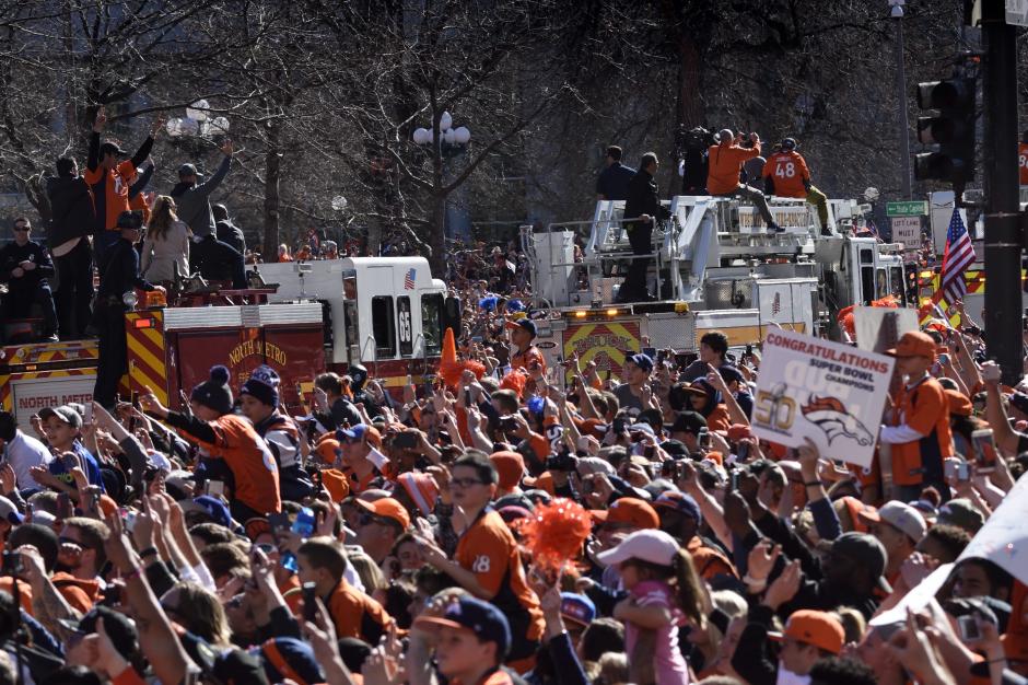 Miles de aficionados ovacionaron a los jugadores de los Broncos de Denver tras ganar el Super Bowl 50. (Foto: EFE)