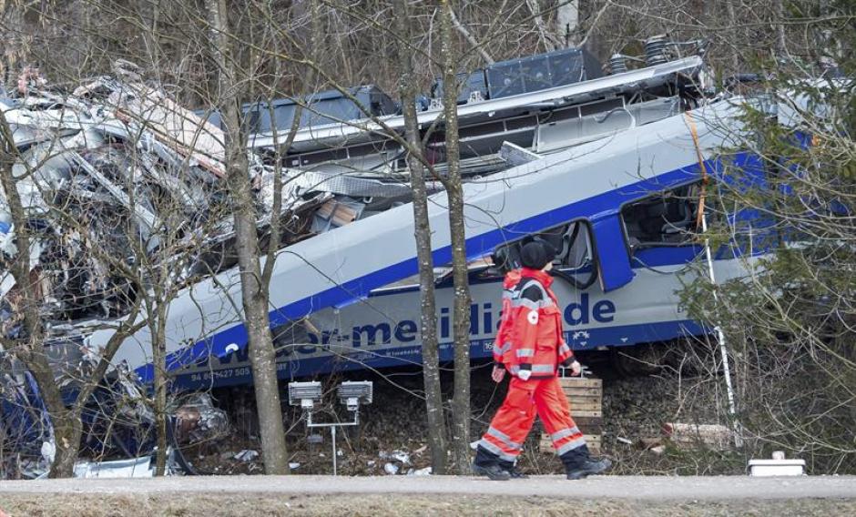 La fiscal&iacute;a alemana asegur&oacute; hoy que el accidente de tren que la semana pasada caus&oacute; la muerte de once personas fue un "error humano" y avanz&oacute; que investiga a un controlador del tr&aacute;fico ferroviario por homicidio involuntario. (Foto: Efe)