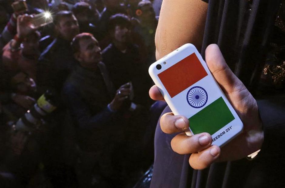 Vista del nuevo dispositivo m&oacute;vil de la compa&ntilde;&iacute;a tecnol&oacute;gica india Ringing Bells, Freedom 251, en Nueva Delhi, India. (Foto: EFE)&nbsp;