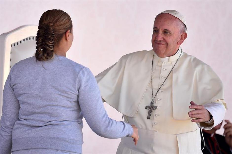 El papa Francisco abraza a una de las presas durante su visita al interior del Centro Penitenciario (CeReSo n3) de Ciudad Ju&aacute;rez. (Foto: EFE) 