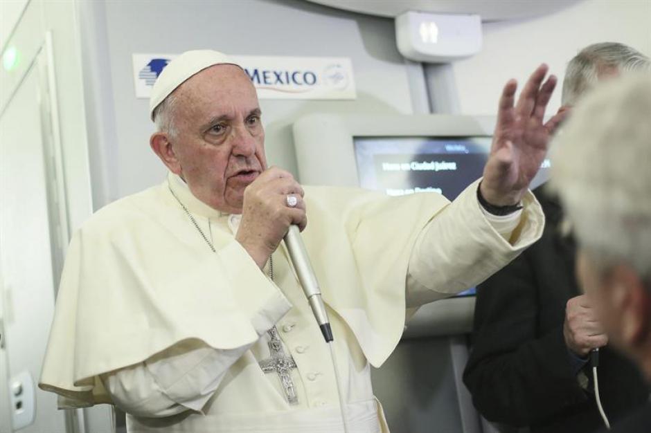 El papa Francisco se dirige a los periodistas a bordo del avi&oacute;n que le traslada de M&eacute;xico a Italia. (Foto: EFE) 