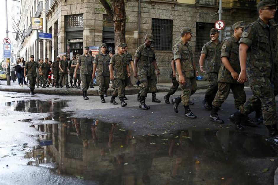 Militares de la Fuerza A&eacute;rea brasile&ntilde;a y fiscales de salud participan en las labores contra el zika. (Foto: EFE) 